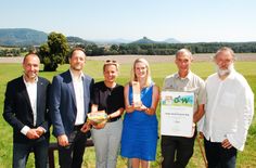 Andreas Heine, Bürgermeister Reinhardtsdorf-Schöna, Thomas Kunack, Bürgermeister Bad Schandau, Barbara Klepsch, Kulturministerin, Nicole Hesse, Tourismusverband Sächsische Schweiz e. V., Daniel Thomann, stellv. Leiter der Nationalpark- und Forstverwaltung Sächsische Schweiz, und Dr. Holger Birkholz, Konservator am Albertinum der SKD (v.l.n.r.) nehmen den Sieger-Preis entgegen.