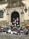 Stiller Protest mit Kinderschuhen vor dem Rathaus in Radebeul. Foto: Schramm