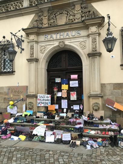 Stiller Protest mit Kinderschuhen vor dem Rathaus in Radebeul. Foto: Schramm