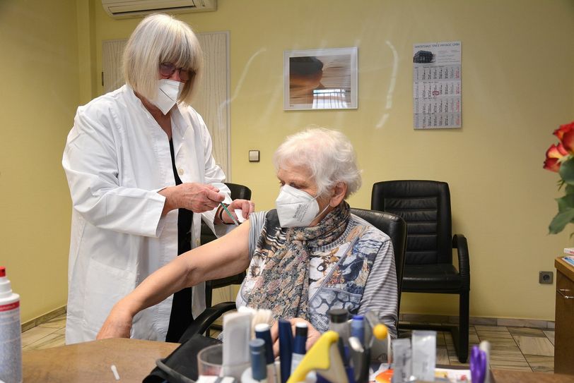 Dipl. Med. Sabine Sköries impft hier ihre 86-jährige Patientin Isolde Schmidt, die sich über ihre Impfung mit dem Impfstoff Comirnaty von BioNTech/Pfizer freut. Foto: Detlef Bogott