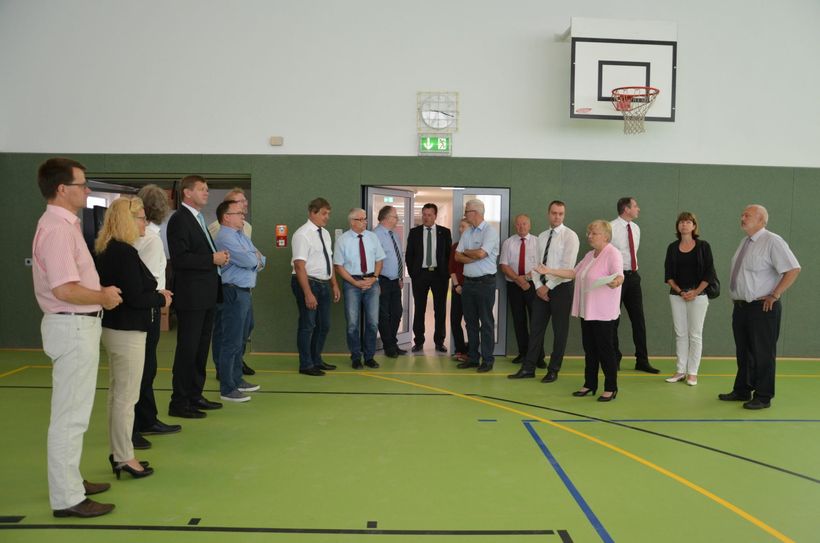 Christine Paulan, Projektverantwortliche seitens der Kreisverwaltung OSL (4.v.r.) stellt gemeinsam mit Schulleiter Matthias Lösche (6.v.l.) den Bürgermeistern und Amtsdirektoren das frisch sanierte Paul-Fahlisch-Gymnasium vor. Foto: Landkreis OSL