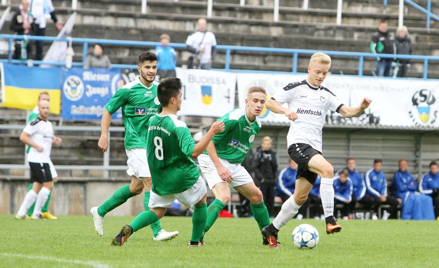 Josef Müller (Mitte, Bautzen) im Zweikampf mit Duy Anh Do (links, Markkleeberg). Foto: Torsten Zettl
