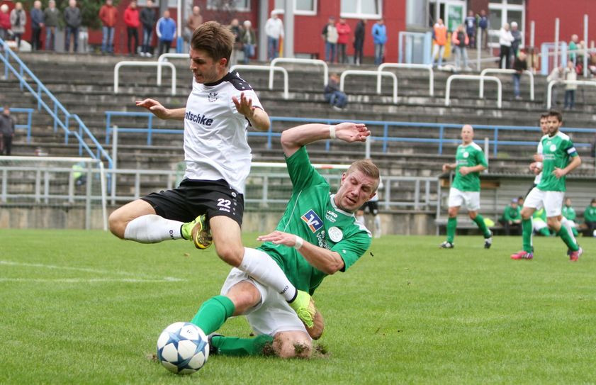 Maik Salewski (links, Bautzen) wird hier im Strafraum von Ronny Mewes (Markkleeberg) gestoppt. Foto: Torsten Zettl