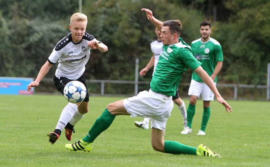 Bautzens Doppeltorschütze Josef Müller (links) setzt sich gegen Robin Hintz (Markkleeberg) durch. Foto: Torsten Zettl