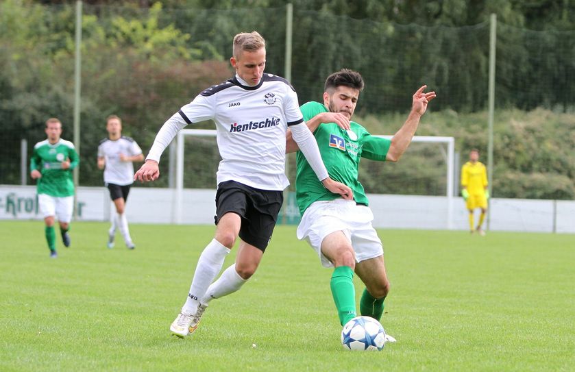 Zweikampf zwischen Paul Milde (links, Bautzen) und Christian Freyer (rechts, Markkleeberg). Foto: Torsten Zettl