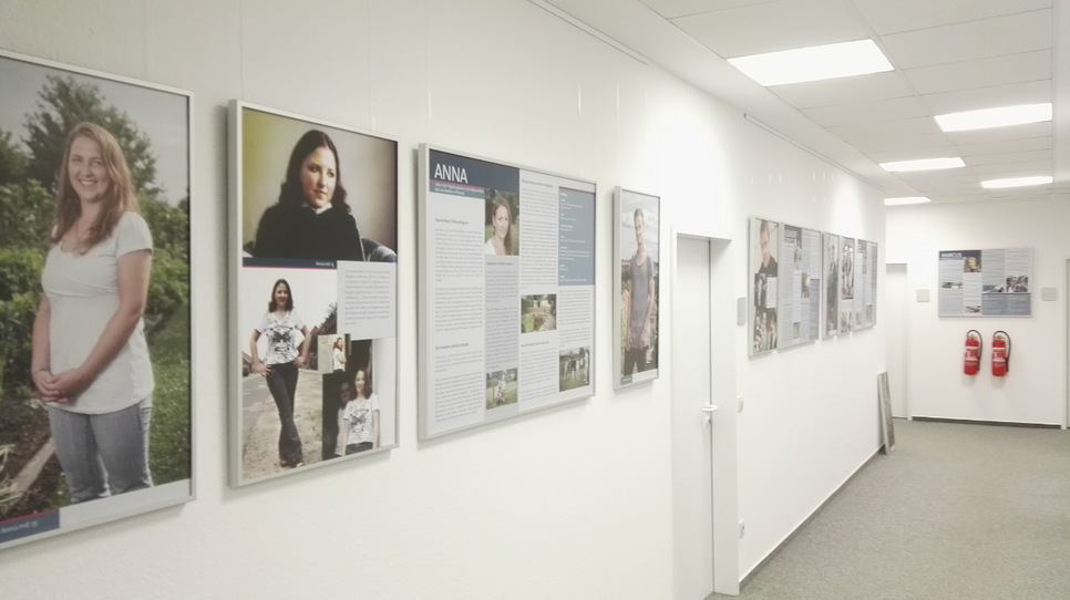 Die neue Ausstellung „Wendekinder“ in der VHS OSL. Foto: VHS