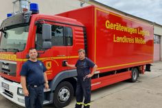 Vor der Abfahrt nach Nordrhein-Westfalen: Mitarbeiter des Feuerwehrtechnischen Zentrums des Landkreises am Logistik-Gerätewagen. Foto: Landratsamt Meißen, Ronny Werner