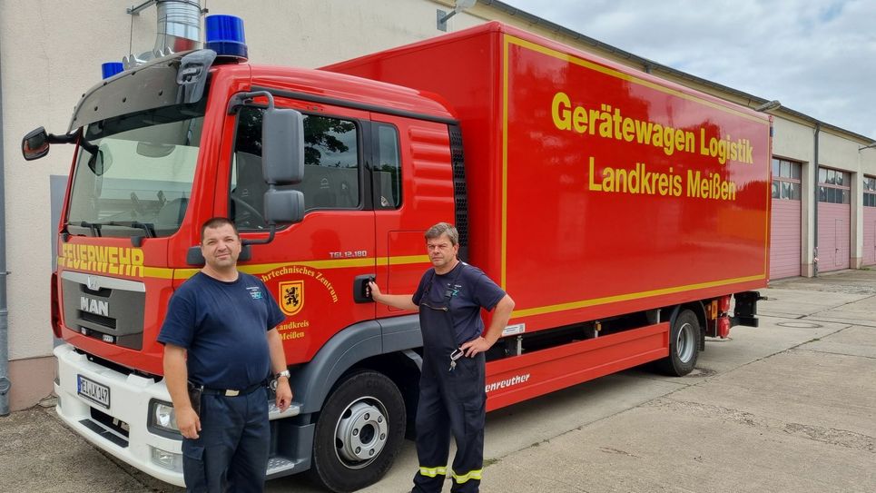 Vor der Abfahrt nach Nordrhein-Westfalen: Mitarbeiter des Feuerwehrtechnischen Zentrums des Landkreises am Logistik-Gerätewagen. Foto: Landratsamt Meißen, Ronny Werner