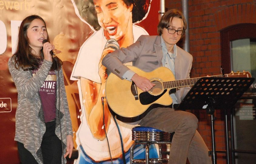 Mary Sue Zickert aus Bad Liebenwerda (li.), hier mit Musikschullehrer Steve Demmel, gewann vor zwei Jahren beim regionalen Wettstreit den Spatzenpreis. Foto: Pressestelle Kreisverwaltung/Torsten Hoffgaard