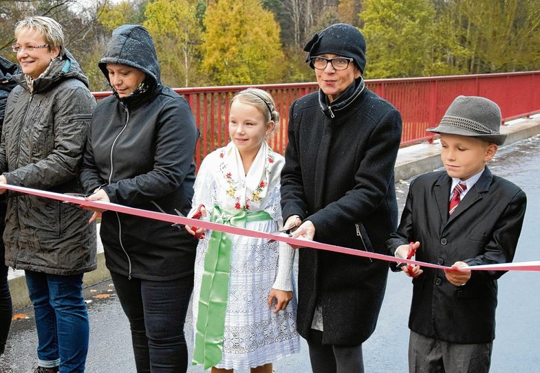 Der Weg für die neue Brücke frei gemacht haben Anke Schulz, Silke Luttert und die Cottbuser Bürgermeisterin Marietta Tzschoppe, begleitet vom Skadower Geschwisterpaar Muriel und Hardy Miatke (von links). Foto: Georg Zielonkowski
