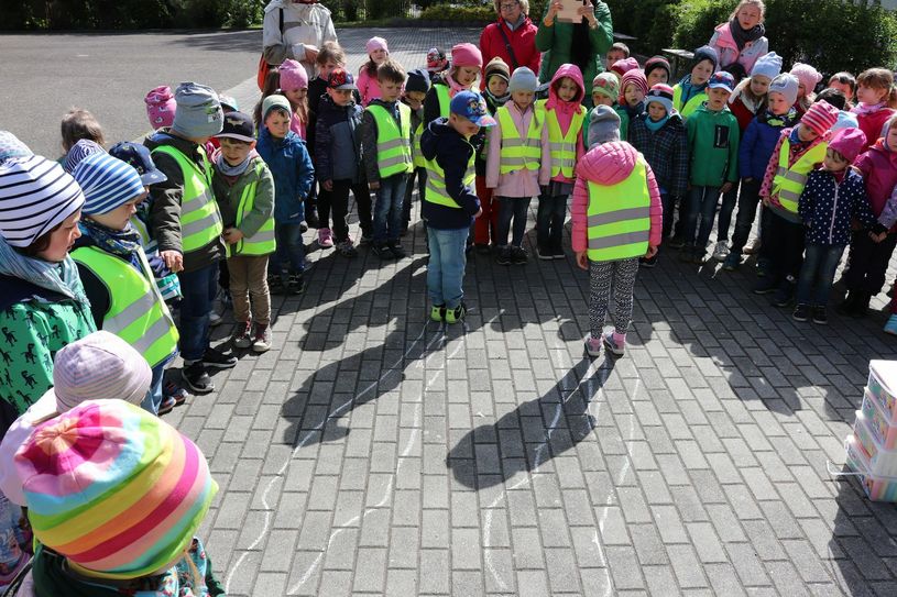 Wieso wandert der Schatten? - Dass die Sonne Licht und Energie auf die Erde schickt, erfuhren die Kita-Kinder beim praktischen Teil auf dem Schulhof. Foto: Stadtverwaltung