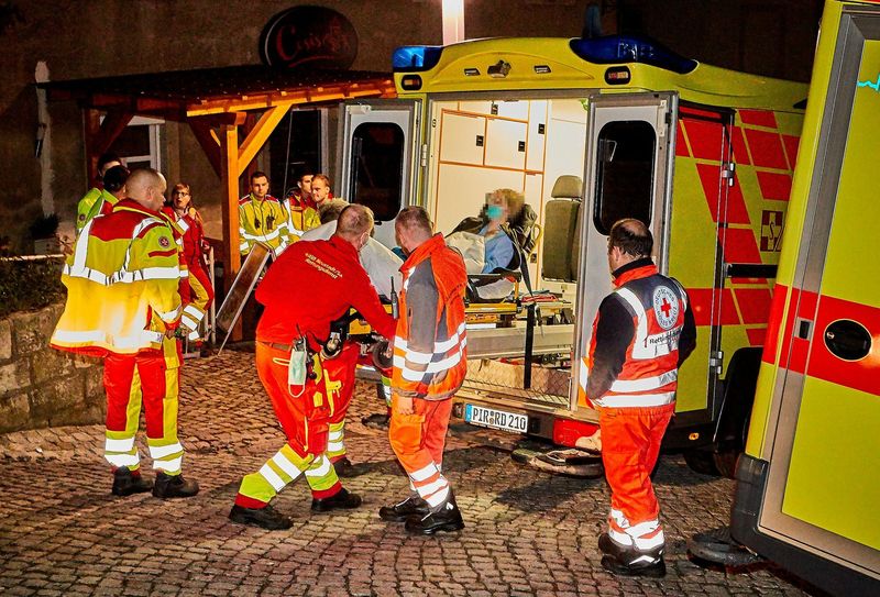 Rettungssanitäter waren vor Ort und behandelten die Gäste. Foto: Marko Förster