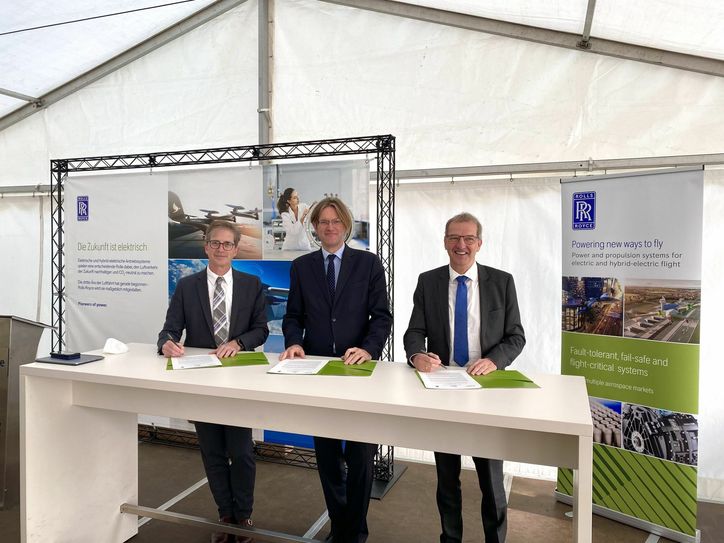 V.l.: Dr. Jörg Au (Technischer Direktor Rolls-Royce Deutschland), Rob Watson (Direktor Rolls-Royce Electrical) und Brandenburgs Wirtschaftssekretär Hendrik Fischer bei der Unterzeichnung der zukunftsweisenden Absichtserklärung. Foto: Simons