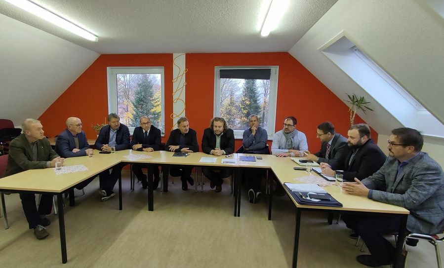 Nach der Sitzung des RBA am 3. November kamen elf Bürgermeister aus dem Norden des Kreises am 5. November in Mühlrose zusammen, um ihrem Ärger über das Vergabeverfahren für die Strukturwandel-Gelder Luft zu machen. Foto: Keil