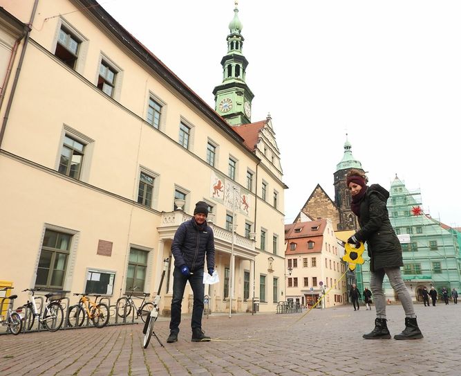 Mattheo Böhme (li.) und Daniela Hesse vom Marktbetreiber "Plan de Saxe" beim Abmessen der Fläche für den Canalettomarkt. Foto: R. Rink