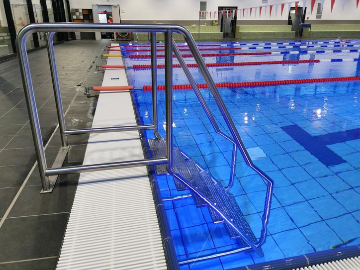 Neue Einstiegshilfe im Sportbecken des neuen Prohliser Bades. Foto: Dresdner Bäder GmbH