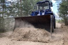 Bei der Waldbrandbekämpfung in der Lieberoser Heide kommt auch ein Radlader des THW Ortsverbands Cottbus zum Einsatz.