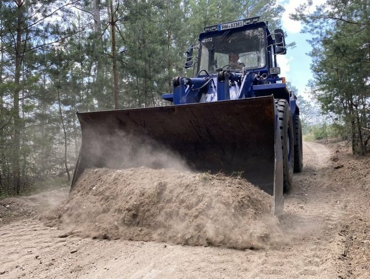 Bei der Waldbrandbekämpfung in der Lieberoser Heide kommt auch ein Radlader des THW Ortsverbands Cottbus zum Einsatz.