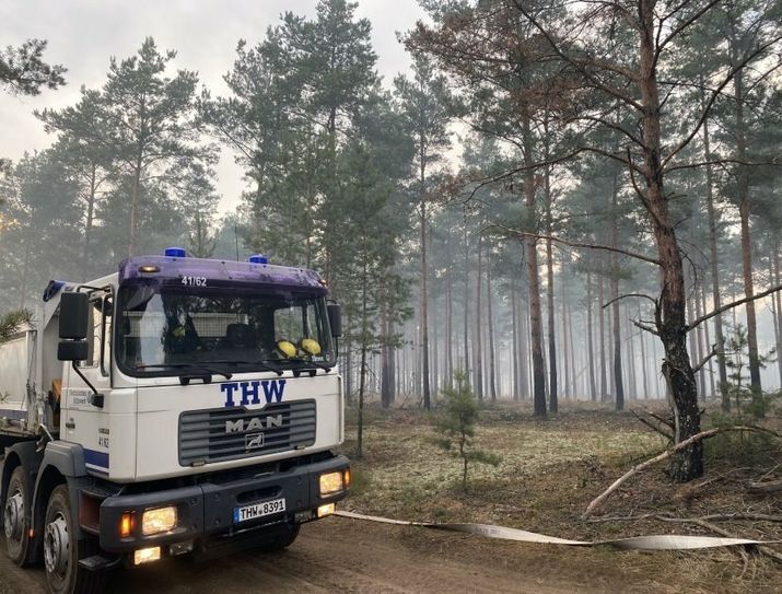 Der THW Ortsverband Cottbus ist mit einem LKW Kipper vor Ort in der Lieberoser Heide.