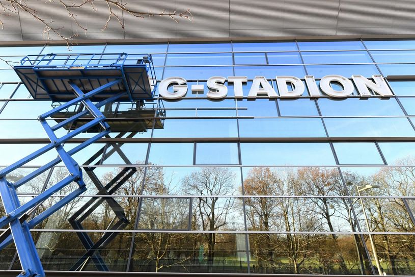 Seit Mittwoch, 5. Dezember, wird der neue Namenszug angebracht. Foto: Jörn Wolf