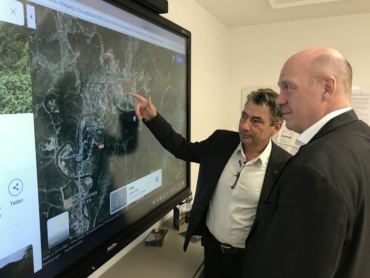 V.l.: Stadtrat Tim Lochner und Dr. Torsten Voß schauen sich ihr Reiseziel auf einer digitalen Landkarte an. F: Schramm
