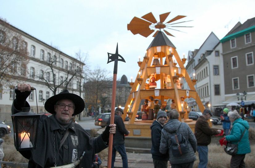 Nachtwächter Wolfgang Bieberstein vor der großen Pyramide in Pirna.