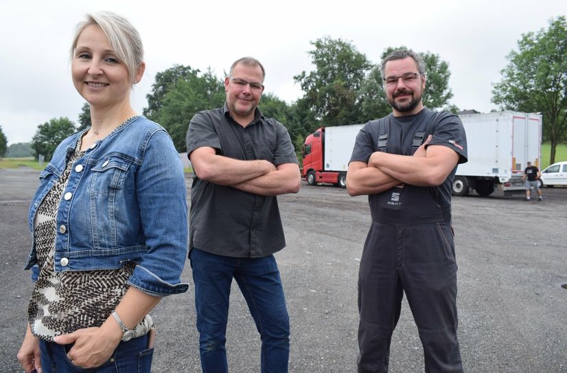 Ein Teil des Organisations-Team steht auf dem Festplatz für das Dorffest Steinigtwolmsdorf.
