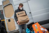 Christoph Daferner hilft ebenfalls beim Beladen der Transporter.