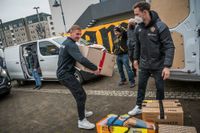 Kevin Broll (li.) und Tim Knipping helfen beim Sortieren der Hilfsgüter.