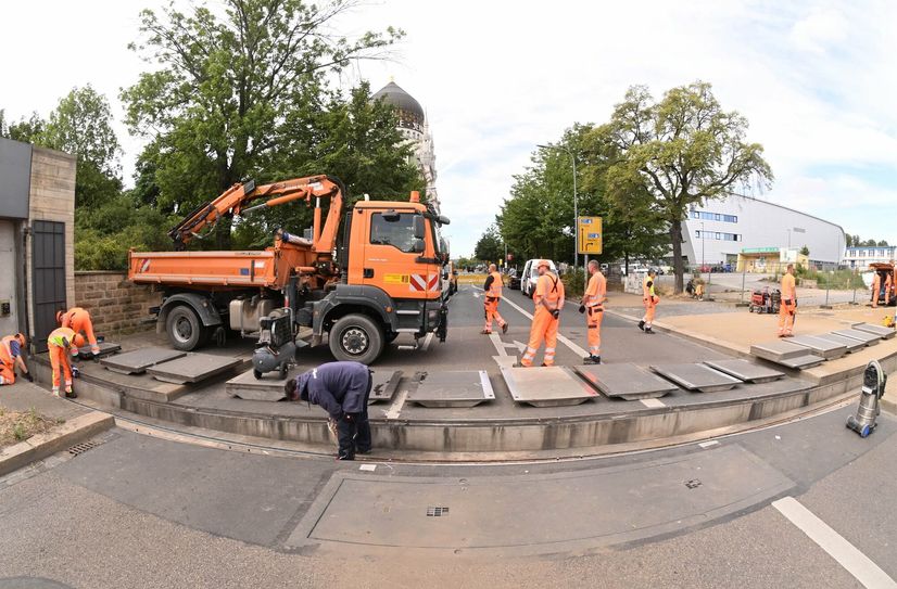 Montage der Flutschutzwand und hier wieder Rückbau der Strassenplatten durch Mitarbeiter des Straßen- und Tierfbauamtes der Stadt.