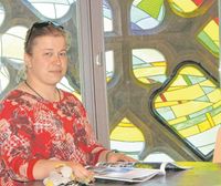 »Kaff«-Chefin Theresa Kluge vor dem eindrucksvollen buntem Fenster in der oberen Etage des Jugendtreffs.  Foto: Farrar