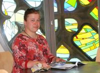 »Kaff«-Chefin Theresa Kluge vor dem eindrucksvollen buntem Fenster in der oberen Etage des Jugendtreffs.