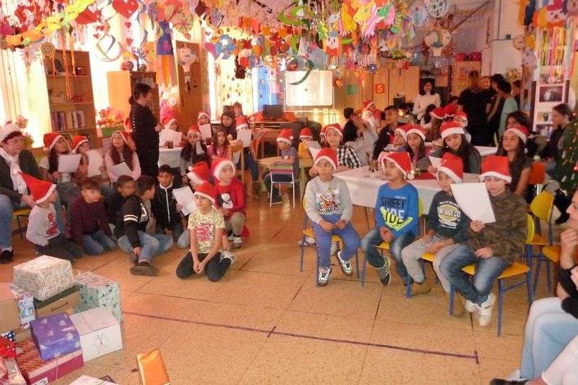 Lauter kleine Nikoläuse singen fleißig mit.  Fotos: privat