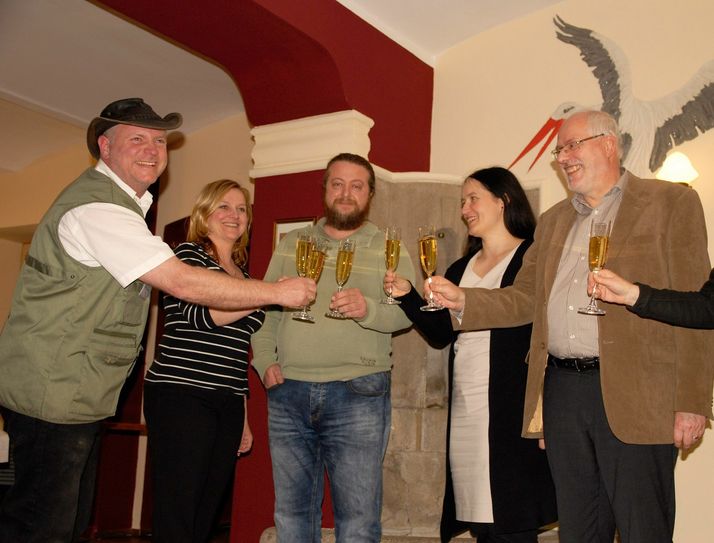 Stoßen auf eine gute Zusammenarbeit an (von links nach rechts): Tierpark-Direktor Dr. Sven Hammer, die neuen Pächter Otto Javurek und Pavlina Preisler, Andrea Behr (Europastadt GörlitzZgorzelec GmbH) und Carsten Liebig (1. Vorsitzender Trägerverein Tierpark) (Foto: www.zoo-goerlitz.de, C. Hammer)