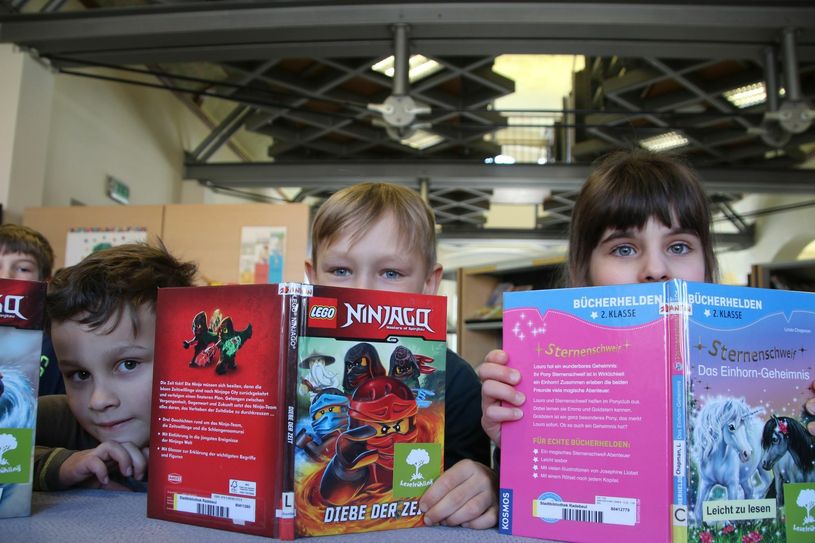 V.l.: Alex, Vincent und Julia aus der 2a der Grundschule Oberlößnitz machen beim mit beim Lesefrühling in Radebeul. Foto: Schramm