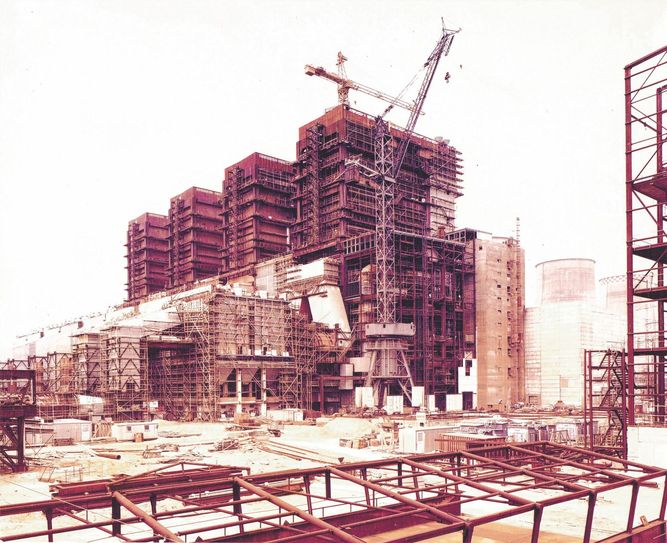 Großbaustelle der Freundschaft - Nahe Peitz wächst das Kraftwerk Jänschwalde heran. Foto: privat