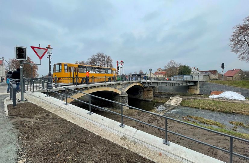 Gekostet hat die Instandsetzung 3,6 Millionen Euro. Die Arbeiten an der Brücke hatten im Januar begonnen.