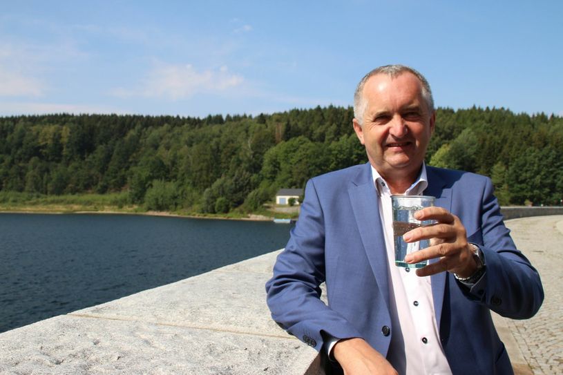 Sachsens Umweltminister auf der Mauerkorne der Talsperre Klingenberg. »Sachsens Trinkwasserversorgung ist sicher«, sagt er und wirbt für einen verantwortungsvollen Umgang damit.