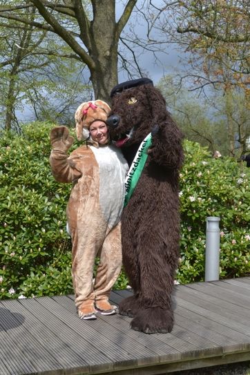 Tolles Gespann: Osterhase und Lößnitzdackel. Foto: Verein