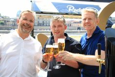 Prost! (v.l.) Axel Frech (Premiumpartner Radeberger) stößt mit  den Filmnächte-Chefs Matthias Pfitzner und Johannes Vittinghoff   auf die 27. Auflage an.                          Foto: Schramm
