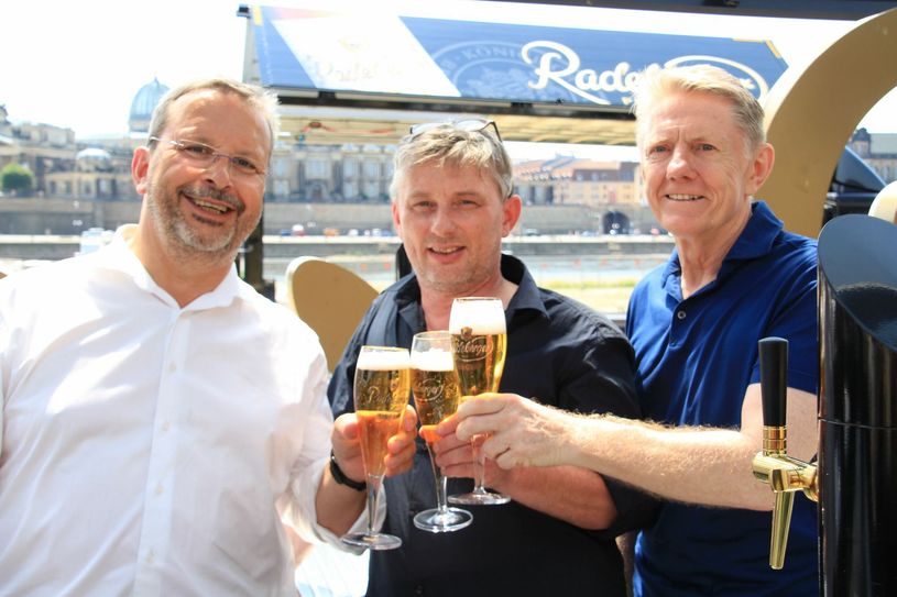 Prost! (v.l.) Axel Frech (Premiumpartner Radeberger) stößt mit  den Filmnächte-Chefs Matthias Pfitzner und Johannes Vittinghoff   auf die 27. Auflage an.                          Foto: Schramm