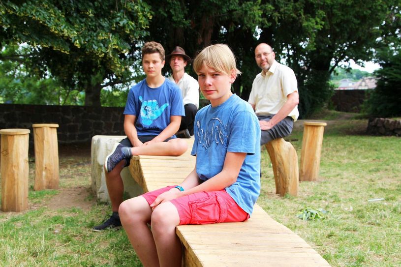 Nils und Julian (vorn) gehören zu den jungen Handwerkern der 8. Klasse der Freien Werkschule, die gemeinsam mit Projektentwickler Peter Kanis (hinten) die Ruhemöbel aus Holz gebaut haben.