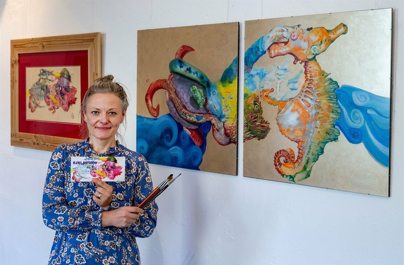 Künstlerin Katja Tomzig zeigt einige ihrer Gemälde.