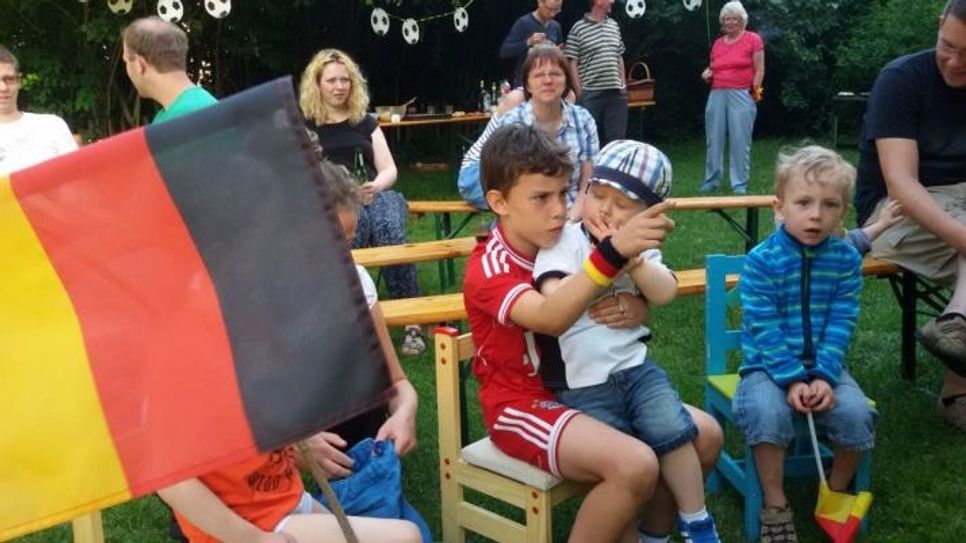 Auch in der Dölzschener Straße 49 wird viel und gern beisammen gesessen, hier zum Beispiel beim gemeinsamen Public Viewing. Foto: privat