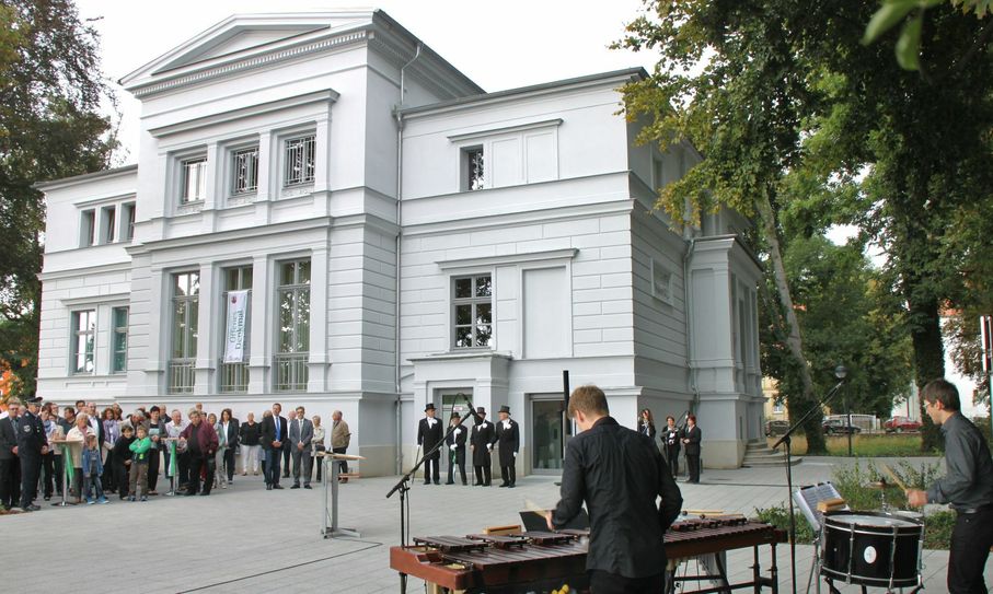 Die ehemalige Fabrikantenvilla im neuen Glanz als Archiv und Bibliothek während der Übergabe zum Denkmaltag.          Foto: J. Weser