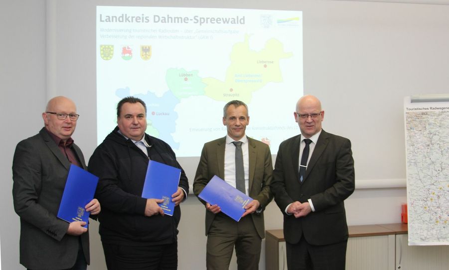 Landrat Stephan Loge überreicht Gerald Lehmann, Frank Neumann und Frank Deutschmann die Zuwendungsbescheide (v.r.n.l.). Foto: Landkreis Dahme-Spreewald