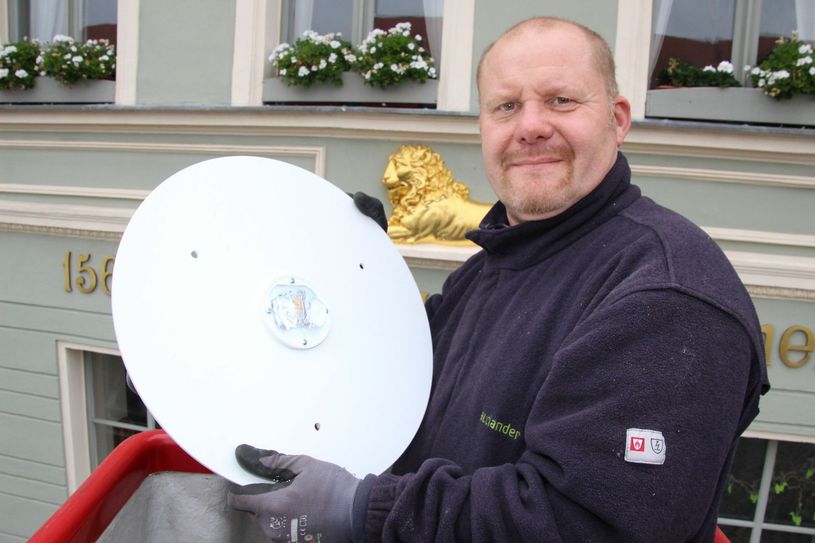 Peter Jezewski von Alliander Cottbus wechselte am Mittwoch die Leuchten am Altmarkt aus. Künftig erhellt LED-Technik die Mitte der Stadt. Das spart nicht nur Geld sondern auch das jährliche Wechseln der Glühbirnen zum FilmFestival. Foto: jho