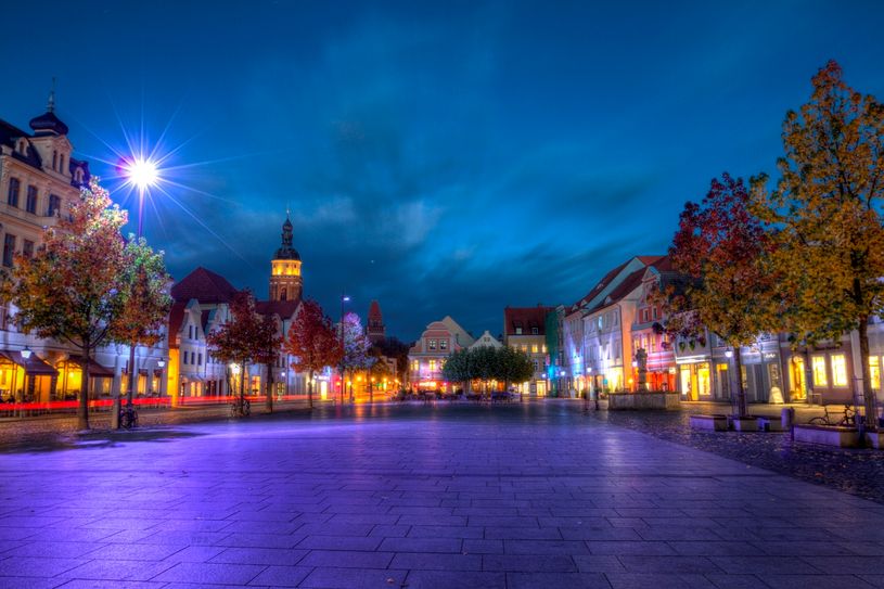 Ein echter Hingucker: Unser Cottbuser Altmarkt in blaues Licht getaucht. Alljährlich zum FilmFestival ist es soweit. Foto: Karsten Richter