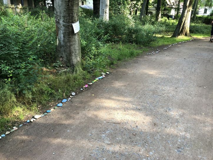 Noch liegt die Steinschlange im Waldpark, aber bis 30. Juni muss sie umziehen. Foto: Martin Walther