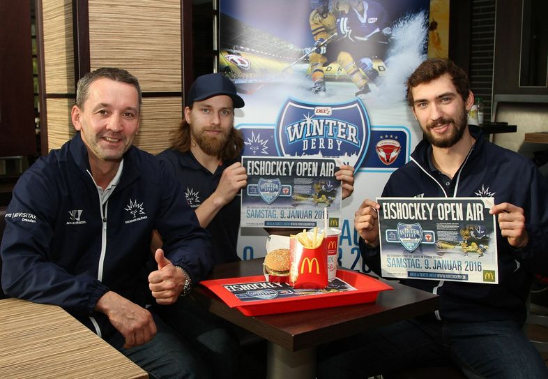 Eislöwen-Trainer Thomas Popiesch (li.), René Kramer (mi.) und Feodor Boiarchinov mit den Auflegern für's "Winter Derby Dresden". Foto: PR/Dresdner Eislöwen